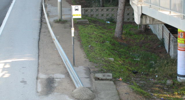 Parada de bus a l'autovia de Castelldefels al seu pas per Gav&agrave; Mar en direcci&oacute; Barcelona, a l'al&ccedil;ada del Caprabo, sense cap tipus de protecci&oacute; ni seients ni llums ni papereres (Desembre de 2007)